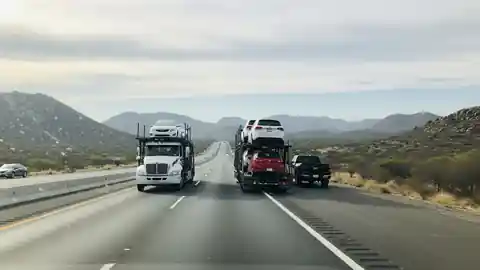 Camión madrina transportando autos en carretera federal México rumbo a Cancún